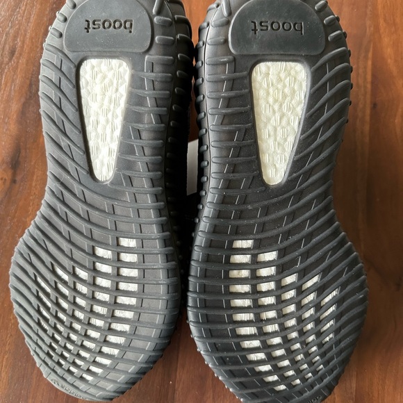 Size 10 - adidas Yeezy Boost 350 V2 Low Black Non-Reflective - Picture 4 of 5